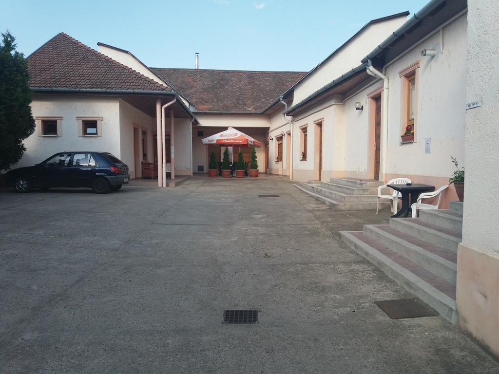 Rákóczi panzió Debrecen Esterno foto